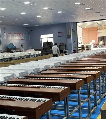 En onkel spiller på det elektriske klaver, mens han sælger grøntsager.